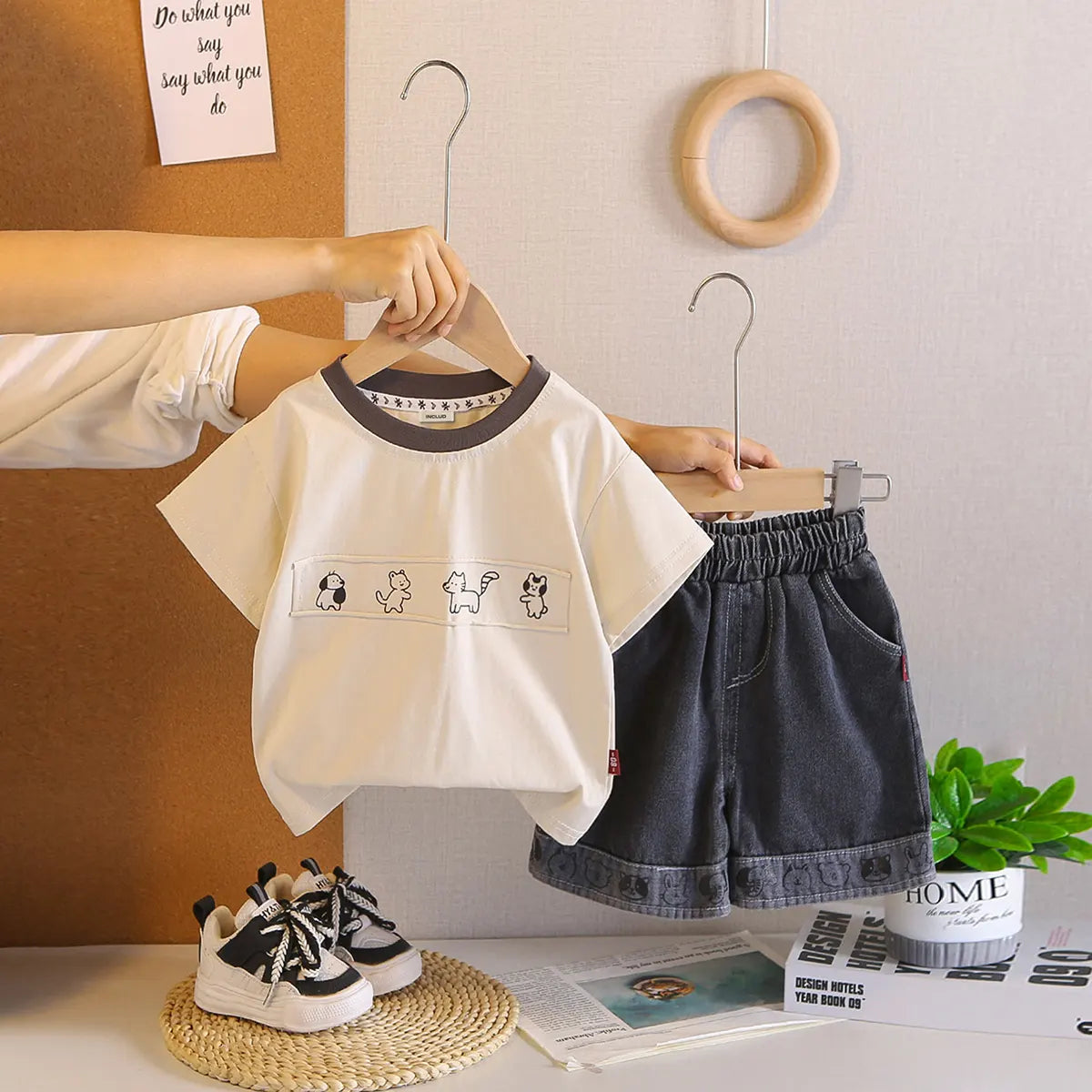 Boys Beige Animals Printed Short Sleeves T-Shirt With Denim Shorts Sets