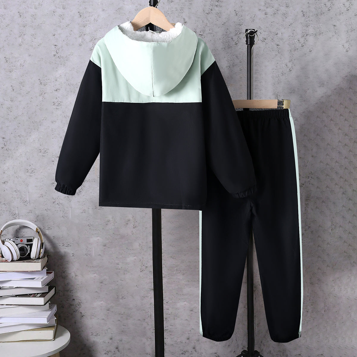 Boys Black Color-blocked Half Zipper Sweatshirt With Fur Lining & Pants Sets